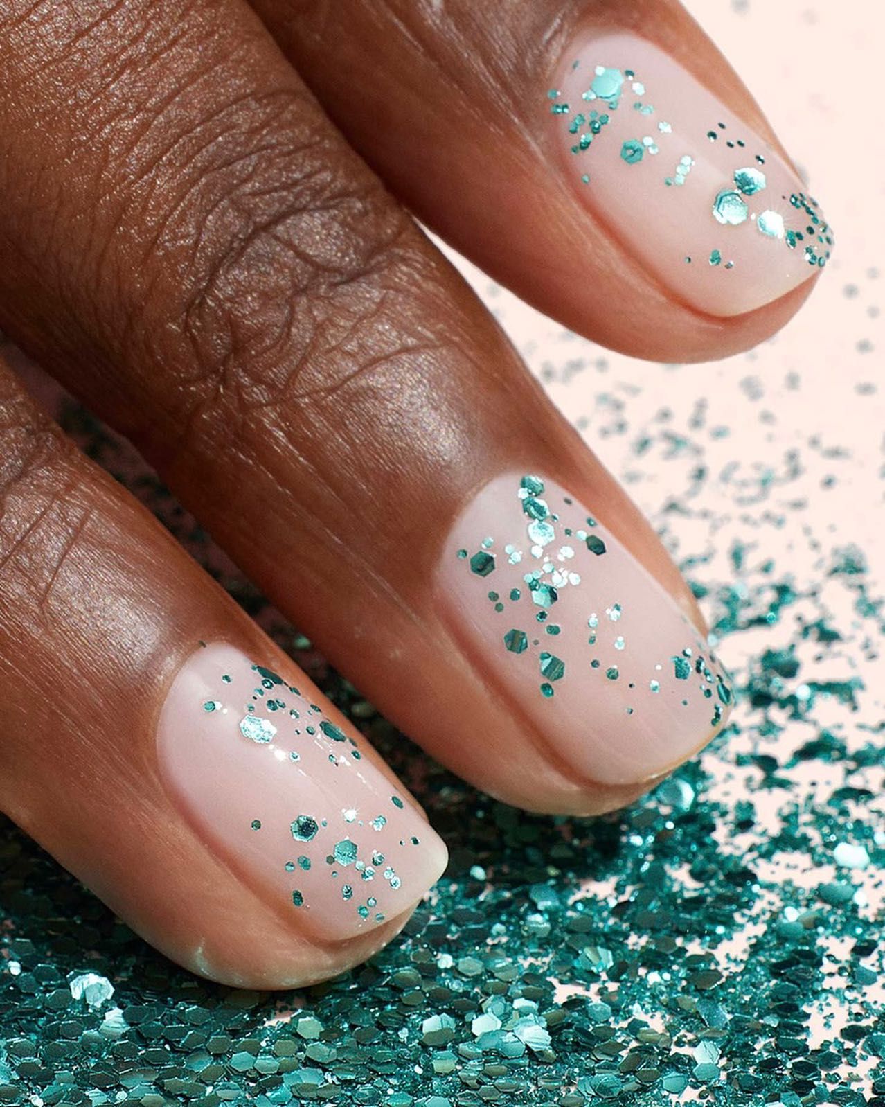 What gel polish colours should you wear on short nails? – Manucurist US